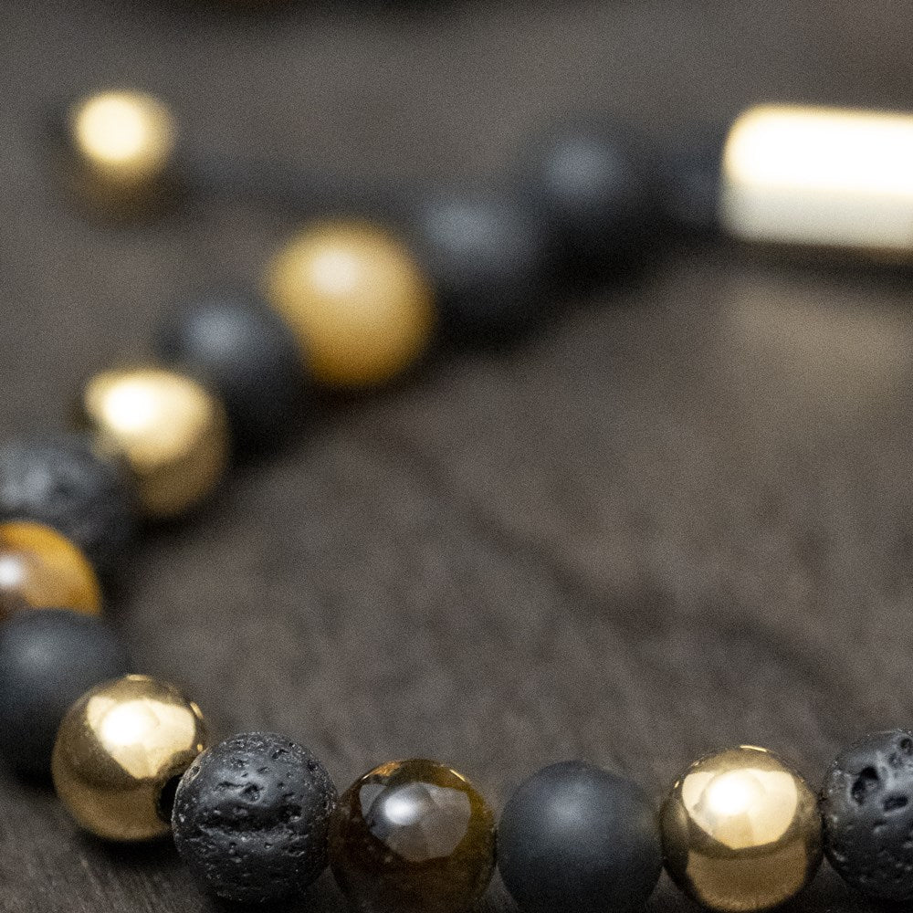 SON of NOA SON armbånd sort agate/lava/tigerøje og IP gold 8mm