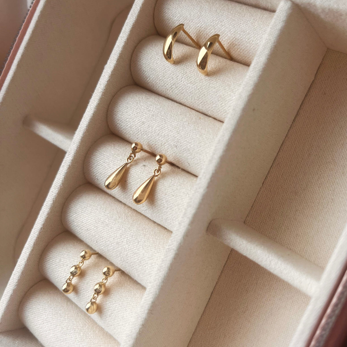 Scrouples - 8 kt guld ørestik med tre kugler - Model: 124403