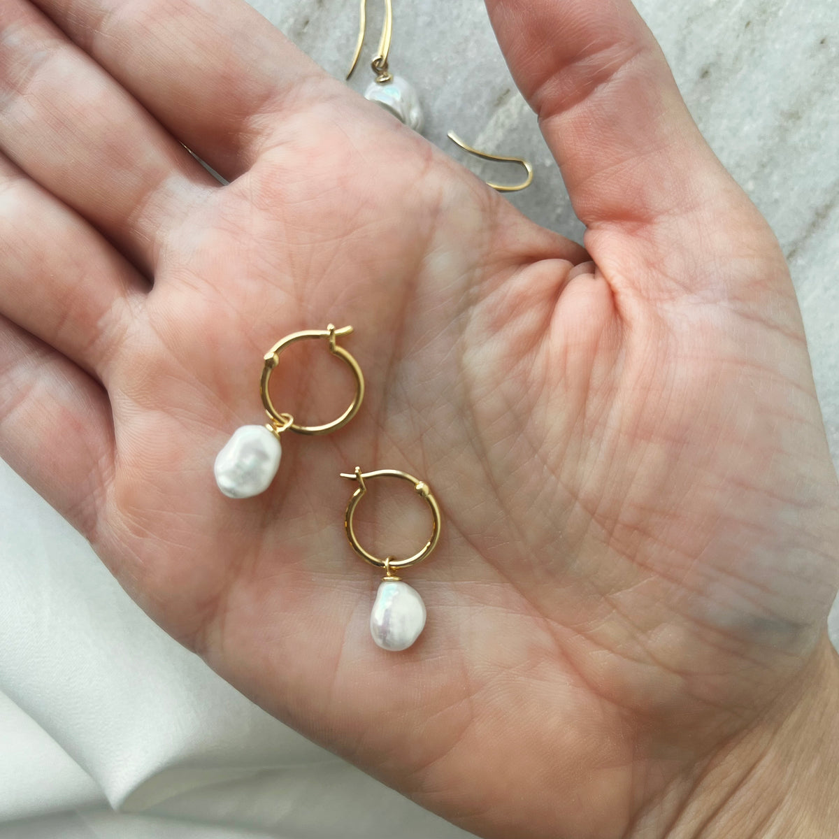 Scrouples - 8 kt guld creoler med ferskvandsperler - Model: 124493