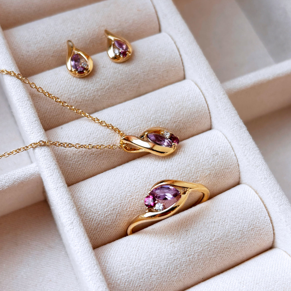 Scrouples - 8 kt guld ørestikker med syntetiske zirkoner - Model: 124923