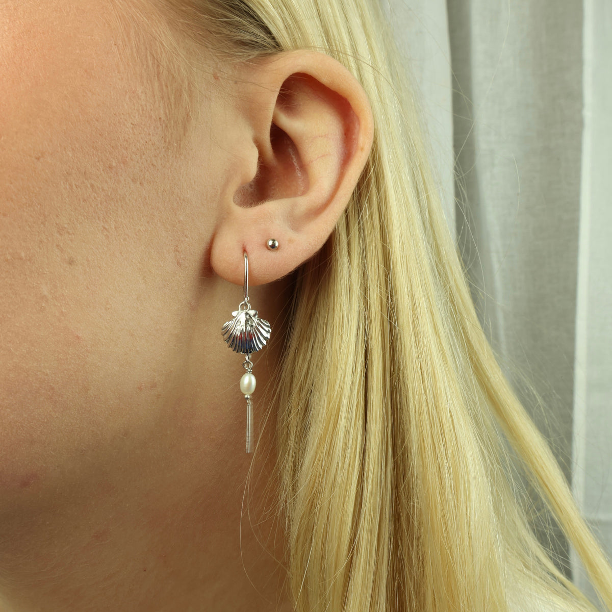 Christina Long Clam Shell ørehængere i sølv – model 670-S83 – billede 2