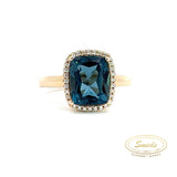 Flot cocktail ring med London Blue topas.