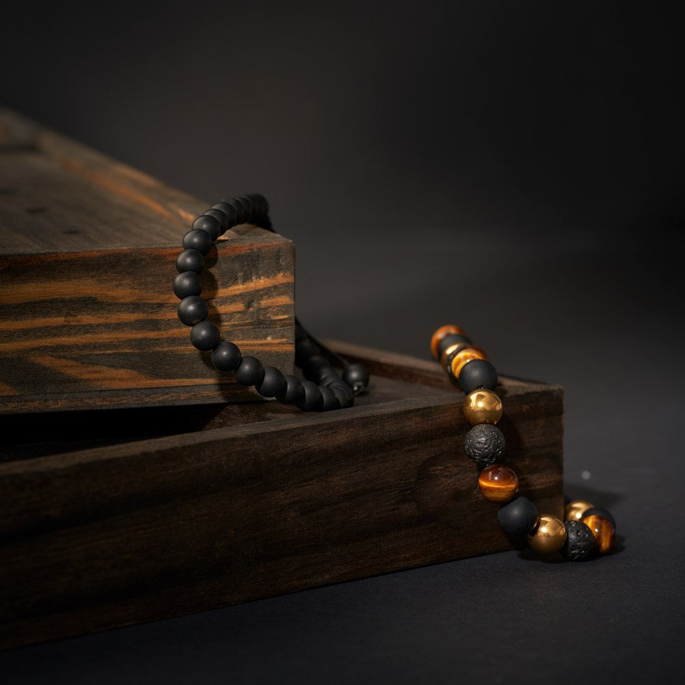 SON of NOA SON armbånd sort agate/lava/tigerøje og IP gold 8mm