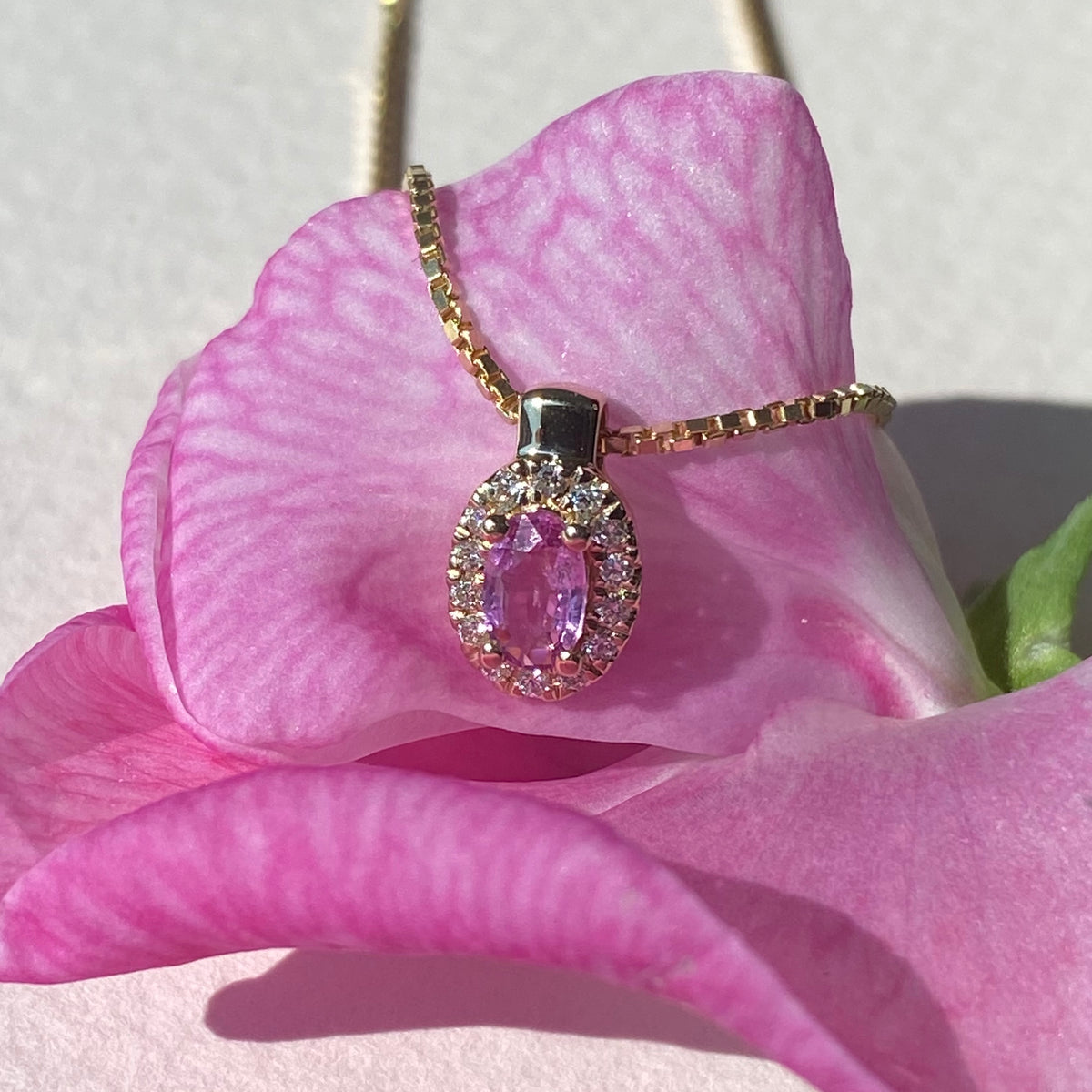 Scrouples -14 kt. guld vedhæng, roset pink safir m. 0,07 w/si brillant - Model nr.: 211555