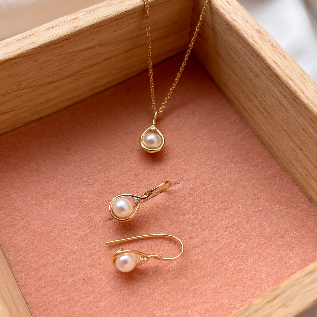 Scrouples - 8 kt guld vedhæng med perle og zirkon, forgyldt kæde - Model: 215823