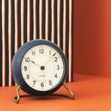 Arne Jacobsen - STATION alarm bordur i petrolium blå - Model: 43678
