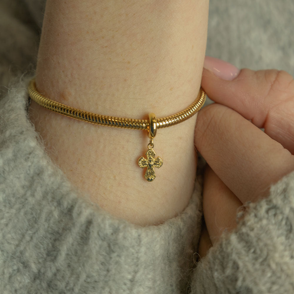 Christina Dagmar Cross hænger-charm 4 mm i forgyldt sølv – model 623-G279 – billede 2