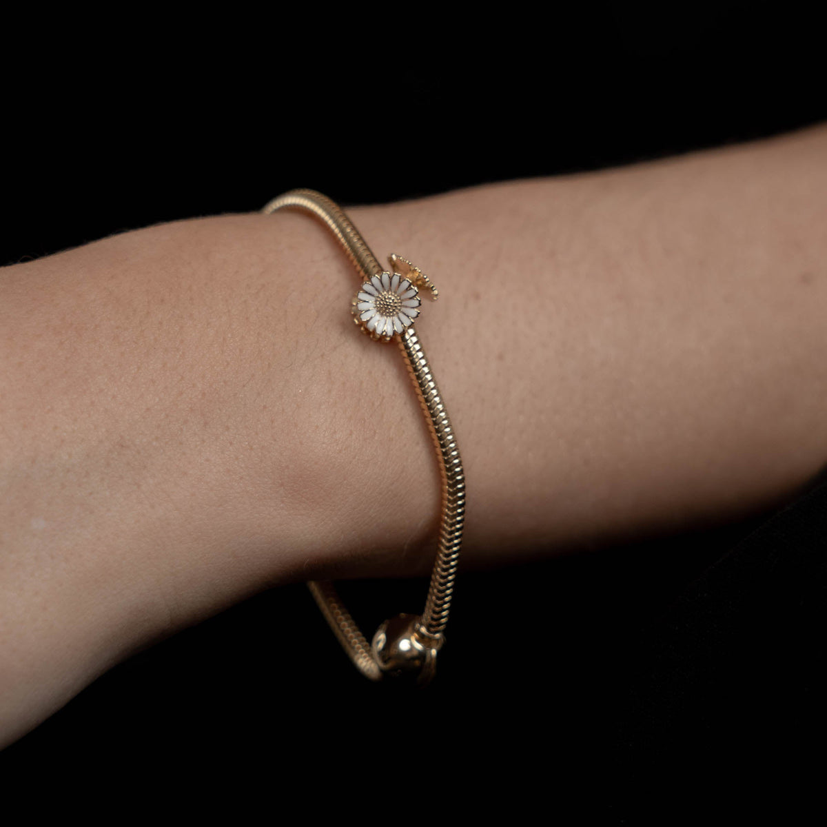 Christina Marguerit Triangle charm 4 mm i forgyldt sølv – model 623-G340 – billede 3