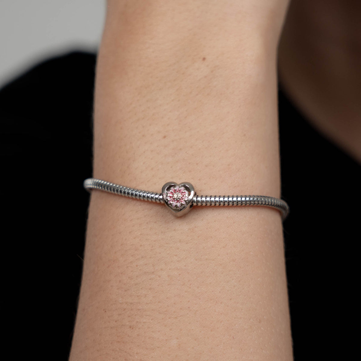 Christina Pink Marguerit charm 4 mm i sølv – model 623-S263 – billede 2