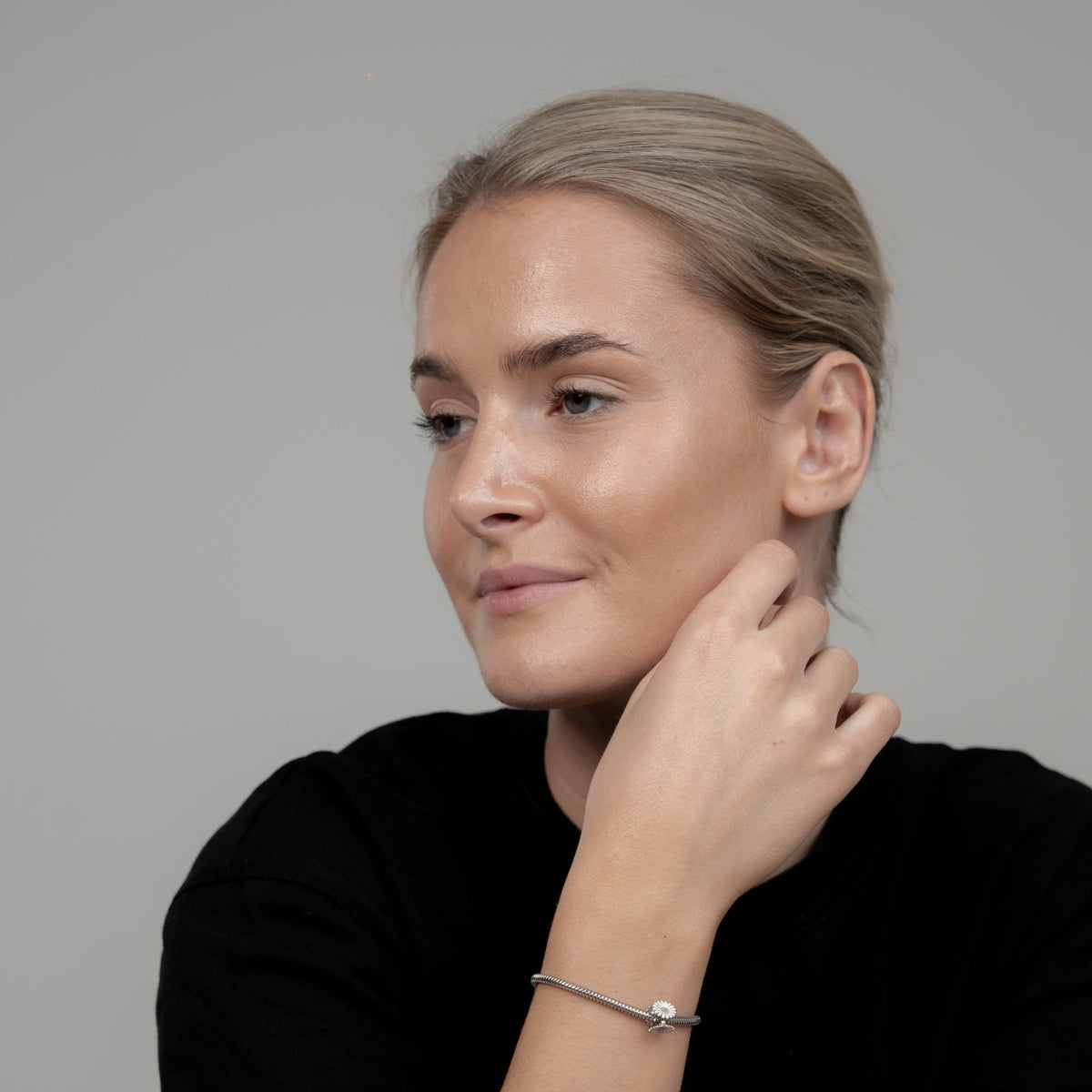 Christina Marguerit Triangle charm 4 mm i sølv – model 623-S340 – billede 5