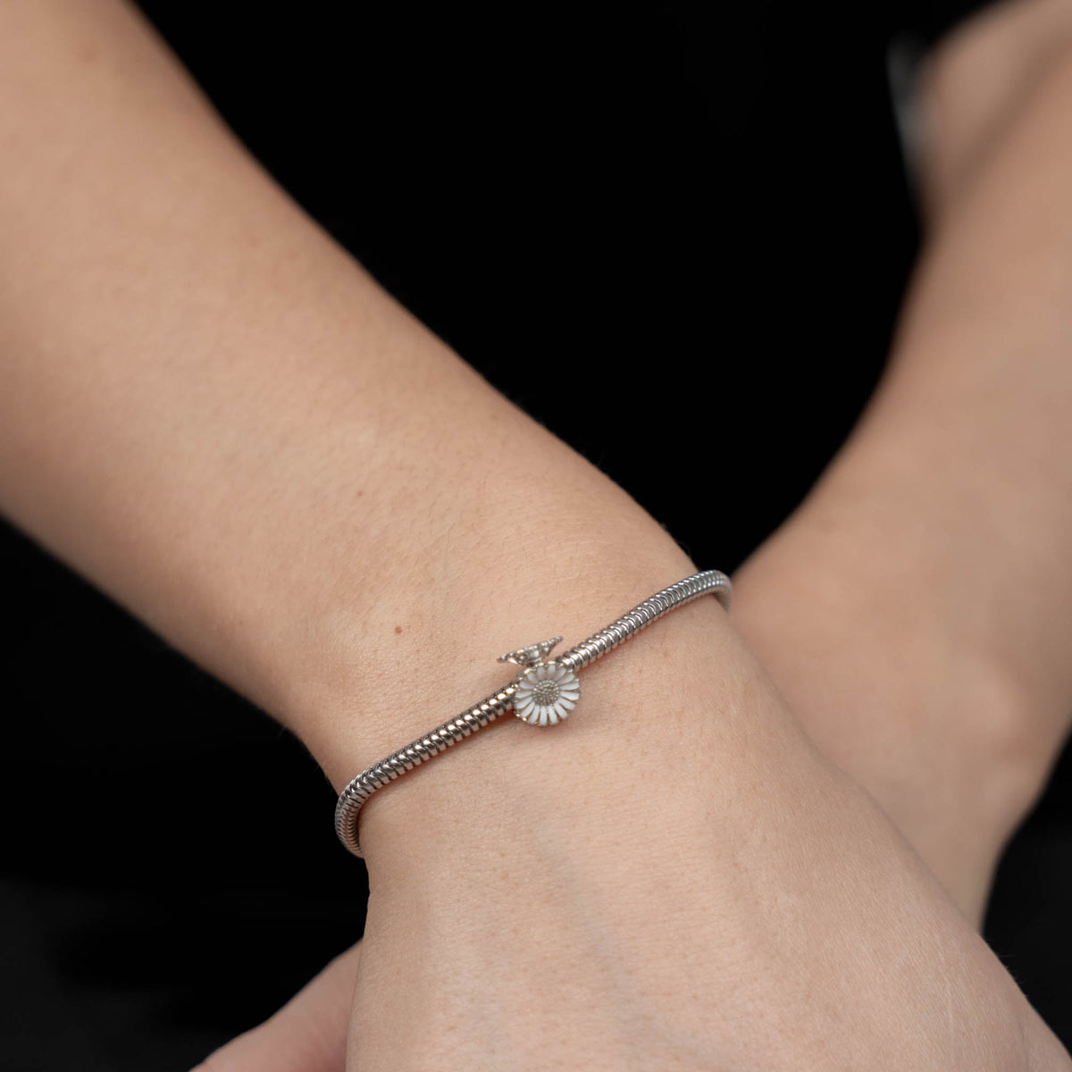 Christina Marguerit Triangle charm 4 mm i sølv – model 623-S340 – billede 3