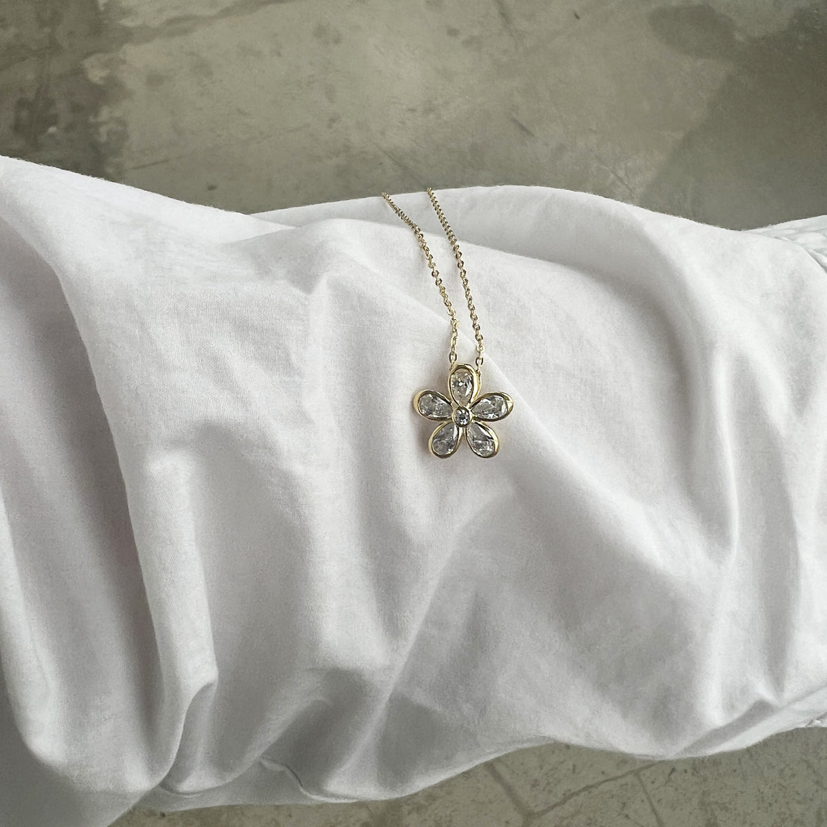 Christina Magic Flower white charm i forgyldt sølv – model 630-G270 – billede 3