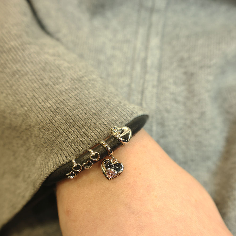 Christina Hugs charm i sølv – model 630-S227 – billede 2
