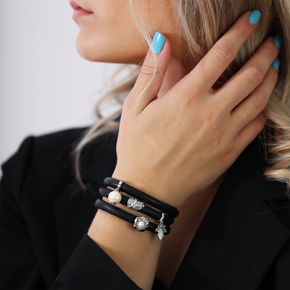 Christina Curved Leaf charm i sølv – model 630-S229 – billede 2