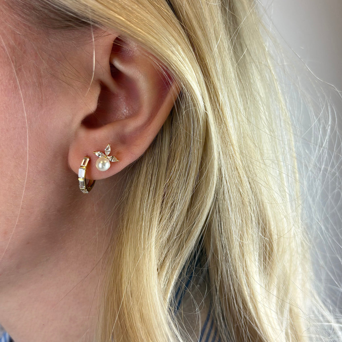 Christina Pearl Lotus ørestikker i forgyldt sølv – model 671-G131 – billede 3