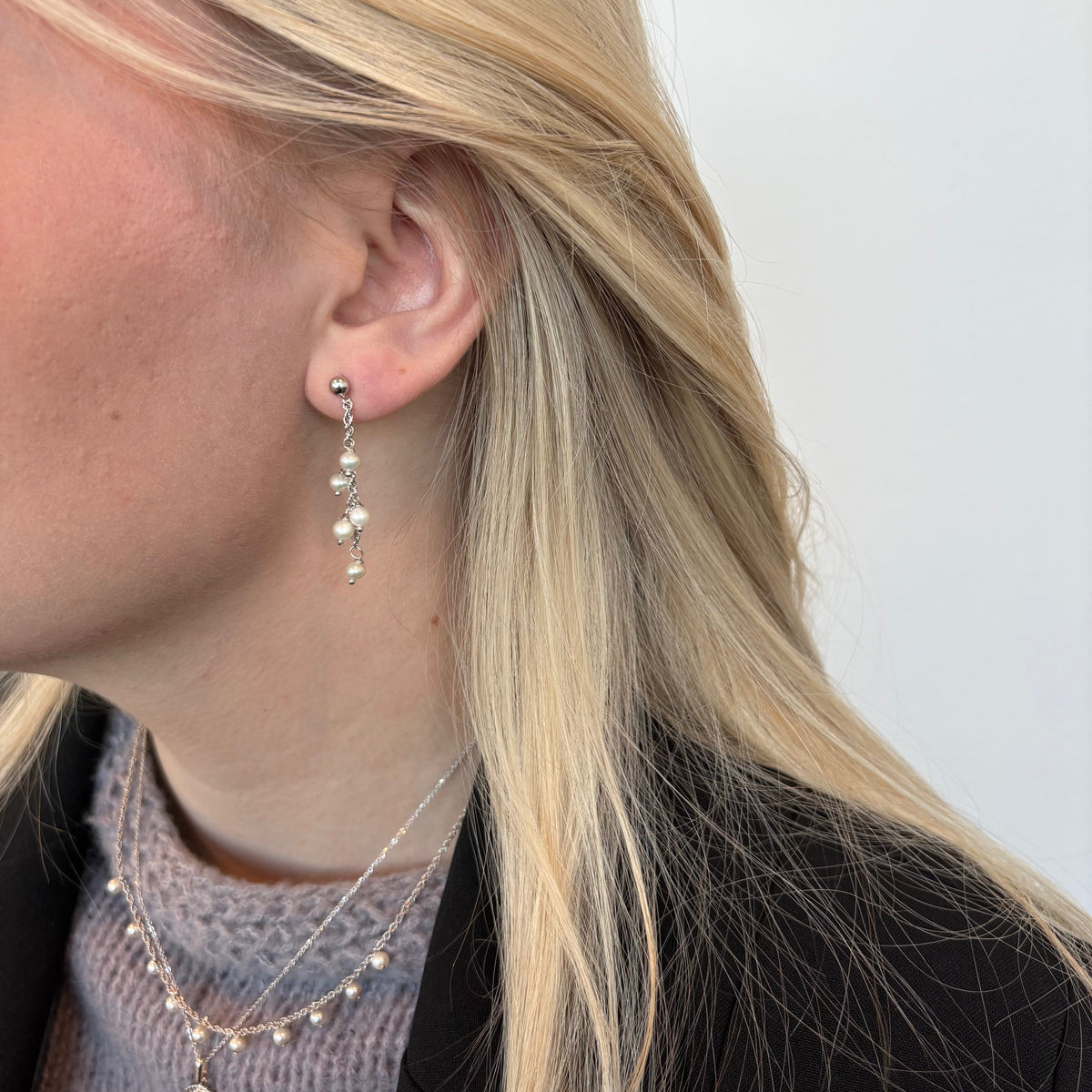 Christina Dangling Pearls ørehængere i sølv – model 670-S63 – billede 2