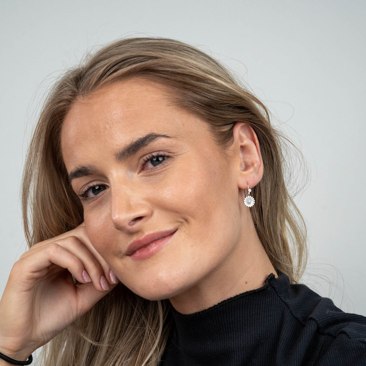 Christina Marguerit ørehængere i sølv – model 670-S65 – billede 4