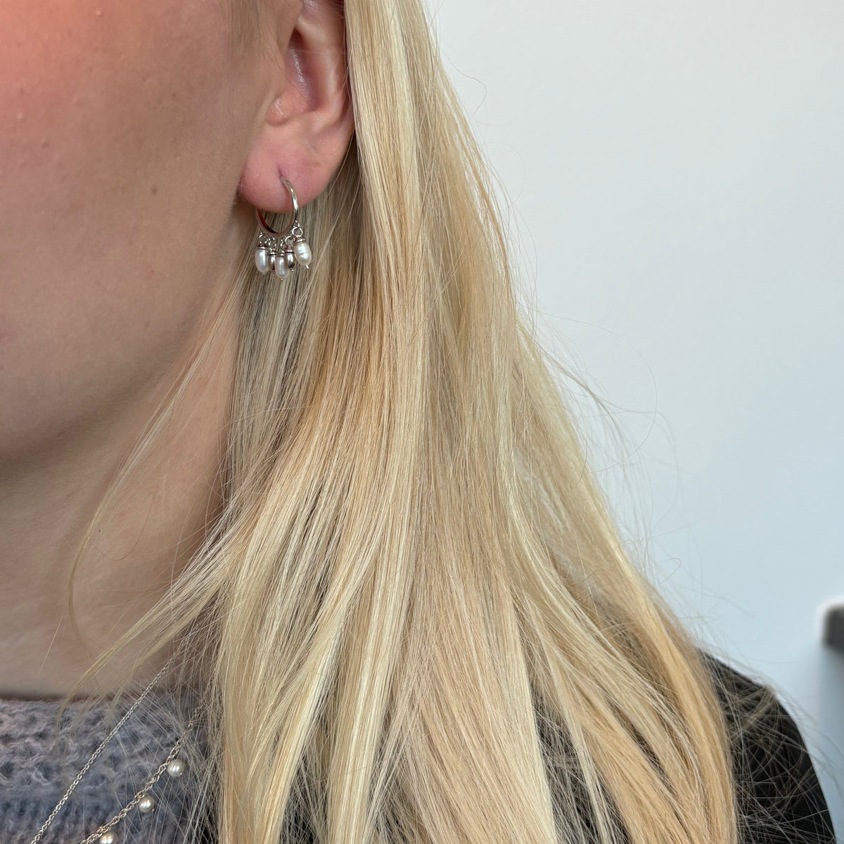 Christina Magic Pearls ørehængere i sølv – model 670-S68 – billede 2