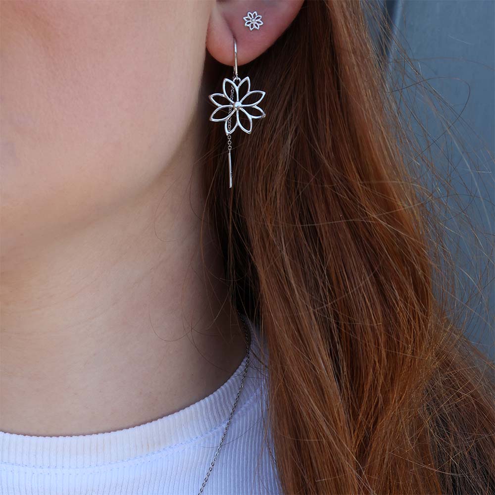 Christina Simple Flower ørehængere i sølv – model 670-S92 – billede 3