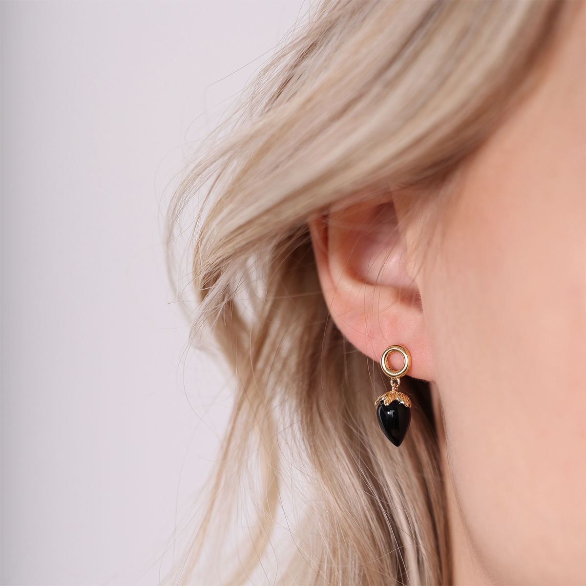 Christina Black Chalcedony ørestikker i forgyldt sølv – model 671-G104-BLACK – billede 2