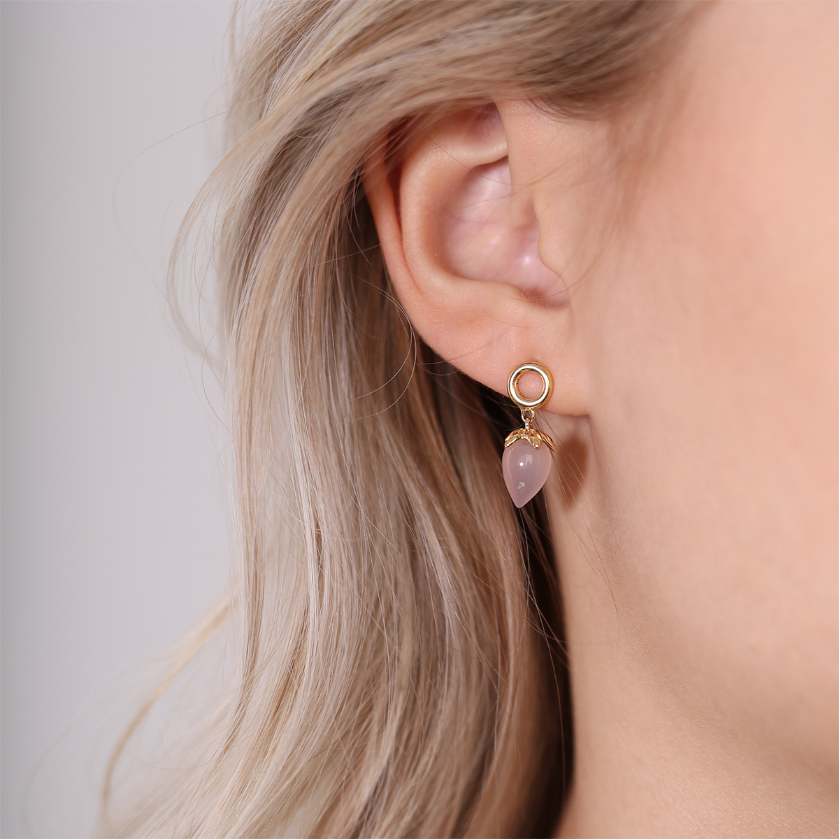 Christina Pink Chalcedony ørestikker i forgyldt sølv – model 671-G104-PINK – billede 3