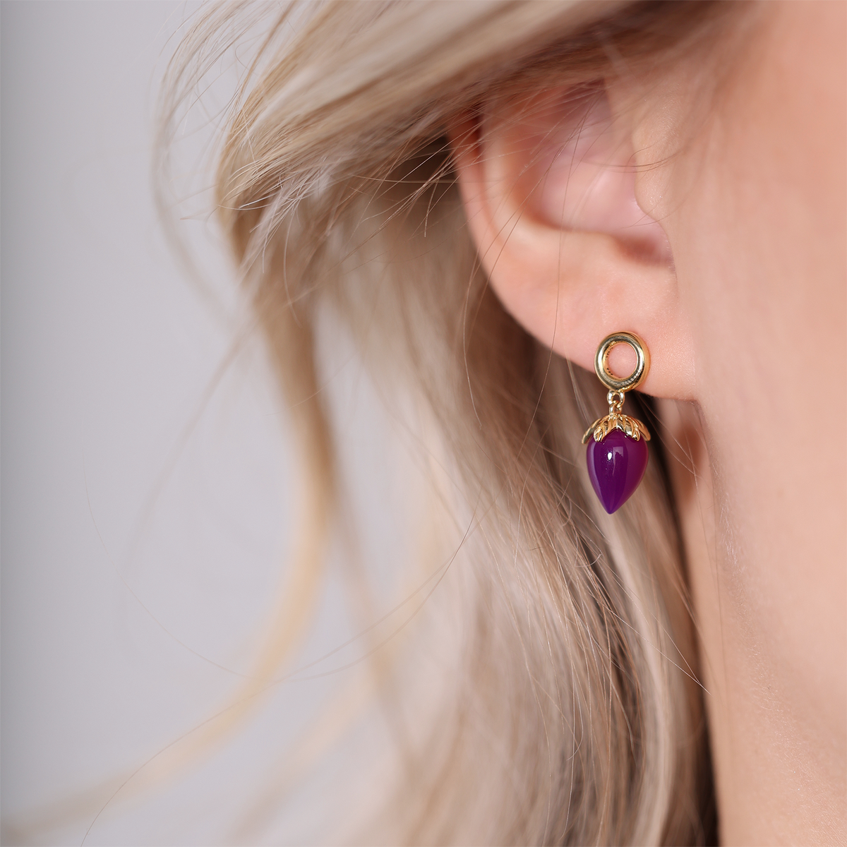 Christina Purple Chalcedony ørestikker i forgyldt sølv – model 671-G104-PURPLE – billede 2