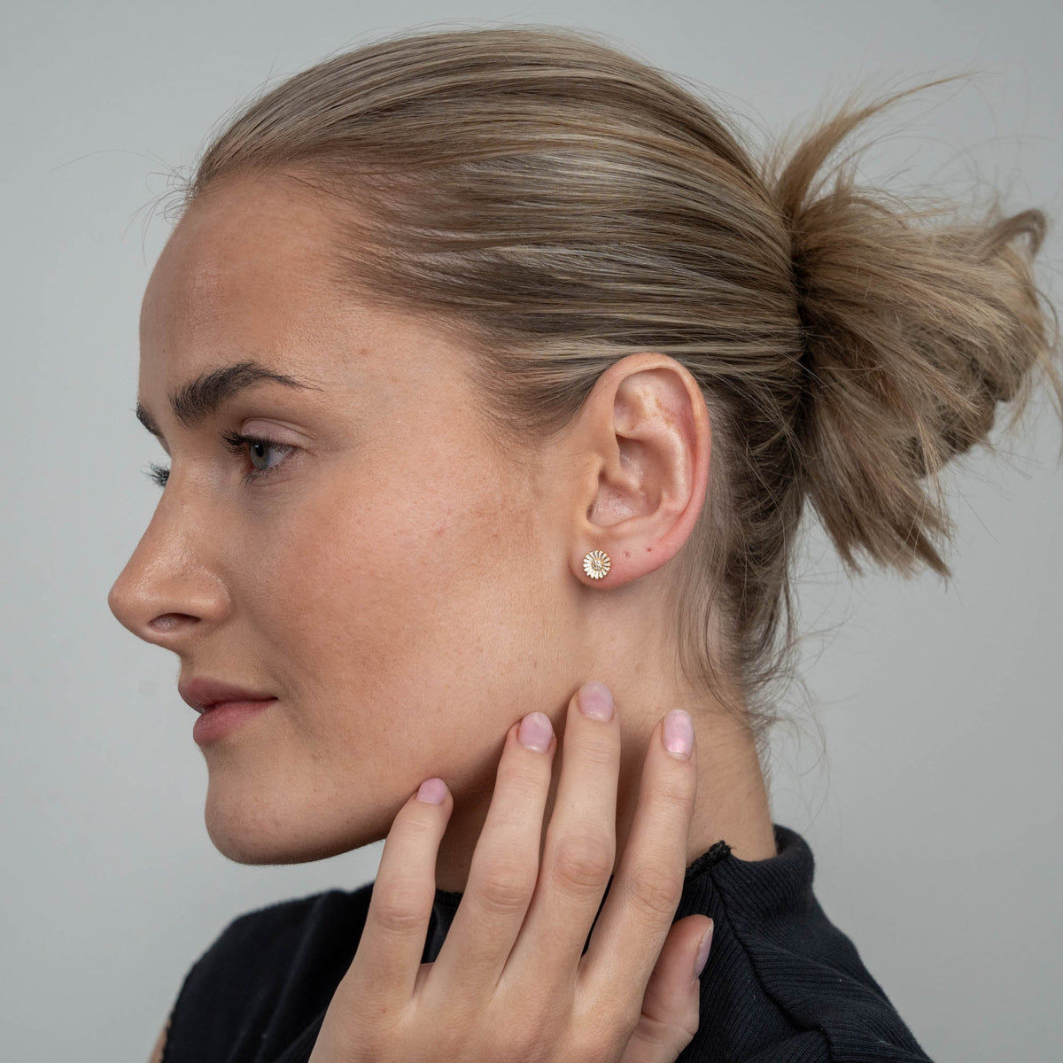 Christina Marguerit CZ 8mm ørestikker i forgyldt sølv – model 671-G123 – billede 2