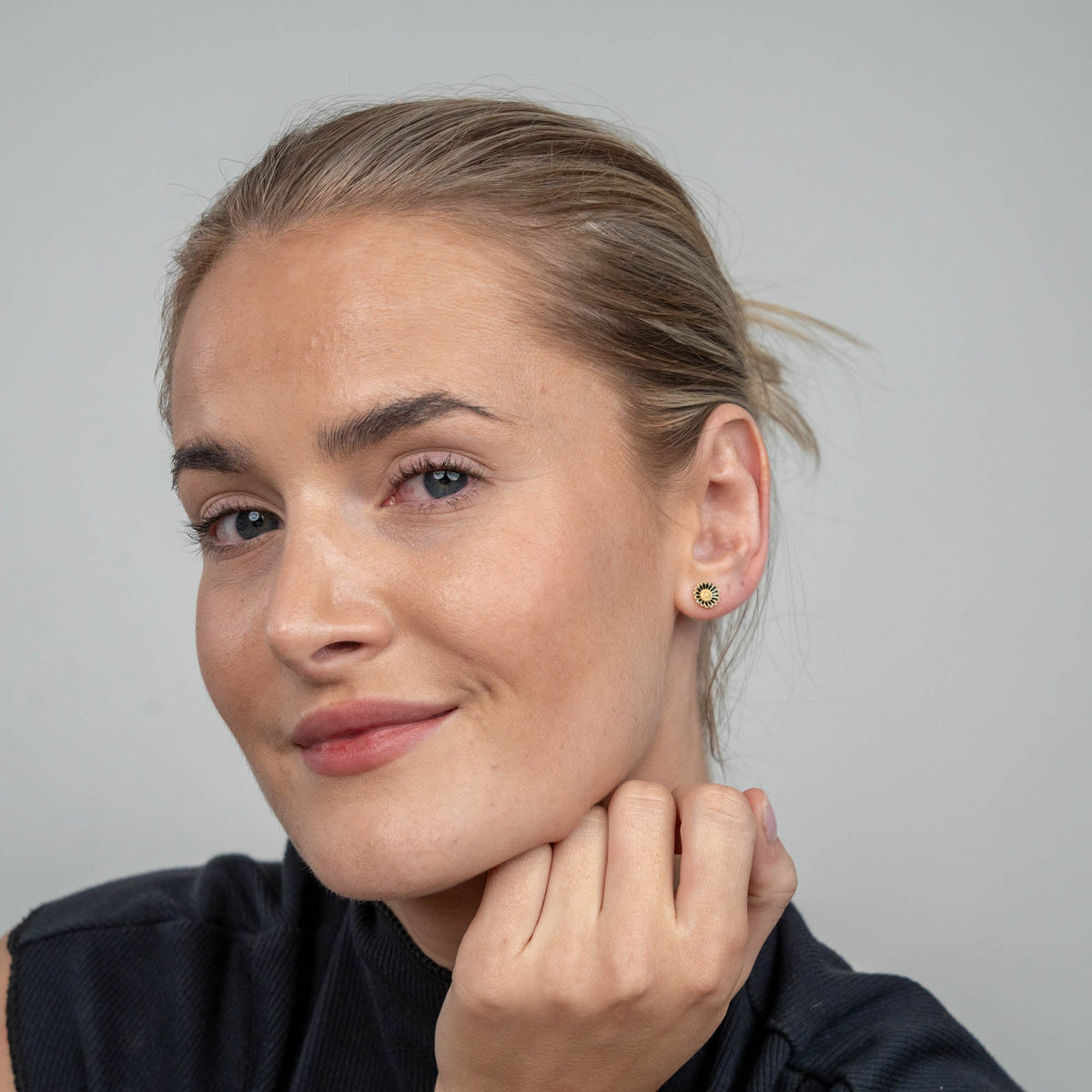 Christina Marguerit black 8mm ørestikker i forgyldt sølv – model 671-G124 – billede 3