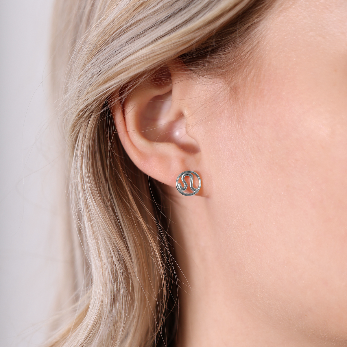 Christina Stjernetegn Løve ørestikker i sølv – model 671-S105-7 – billede 2