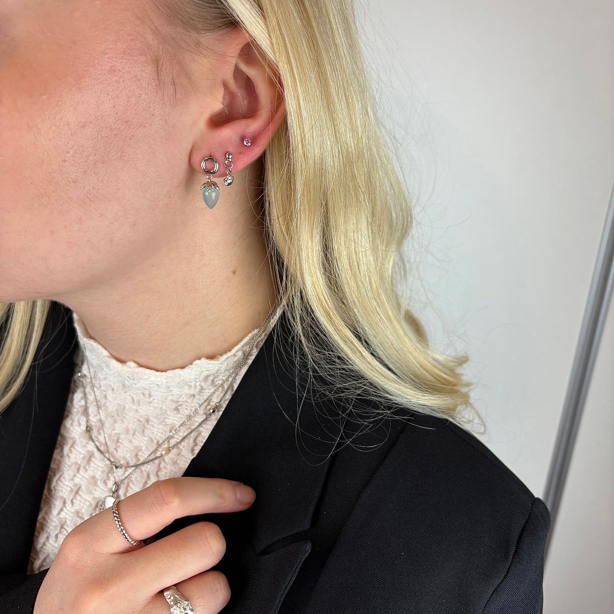 Christina Blue Chalcedony ørestikker i sølv – model 671-S104-BLUE – billede 3