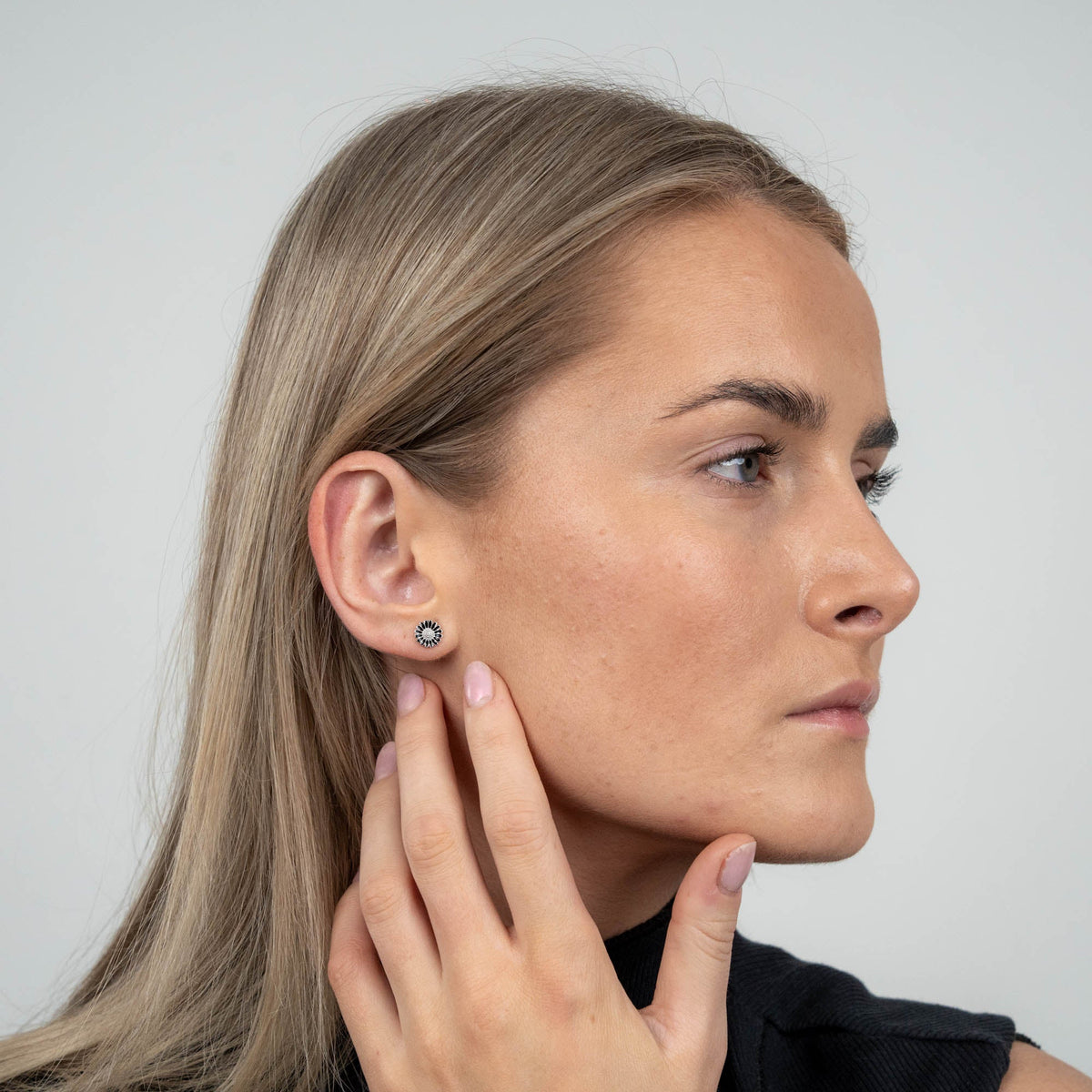 Christina Marguerit black 8mm ørestikker i sølv – model 671-S124 – billede 3