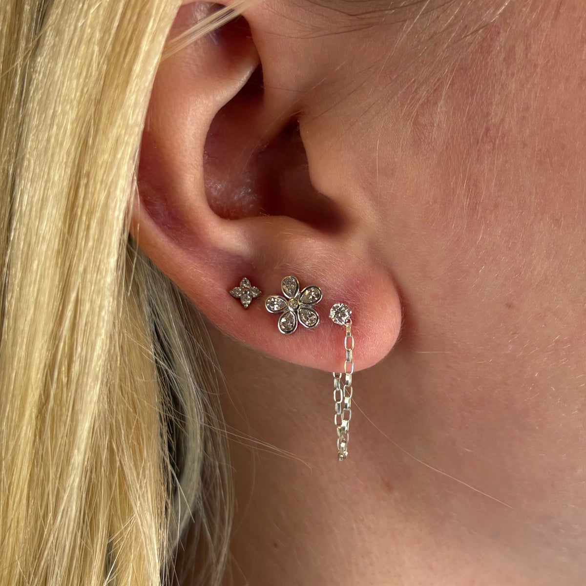 Christina Magic white Flower ørestikker i sølv – model 671-S126 – billede 3