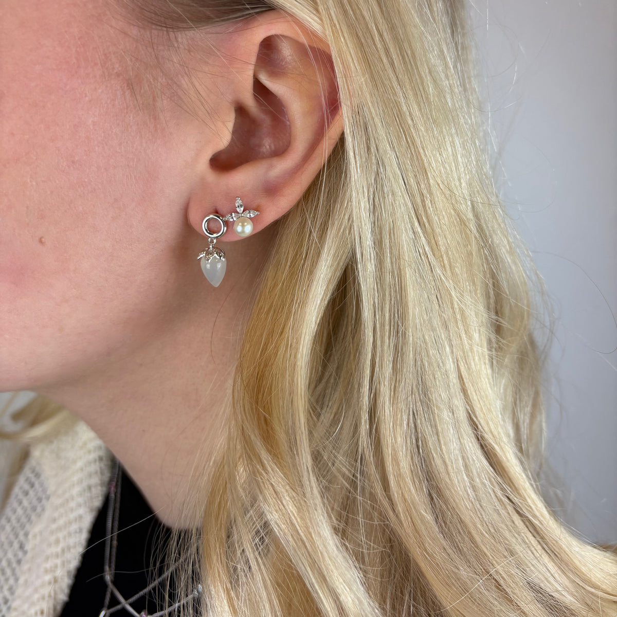 Christina Pearl Lotus ørestikker i sølv – model 671-S131 – billede 4