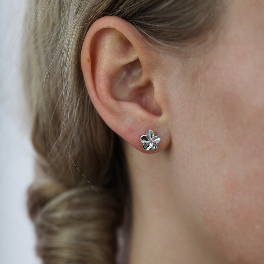 Christina Flower Bouquet ørestikker i sølv – model 671-S84 – billede 2