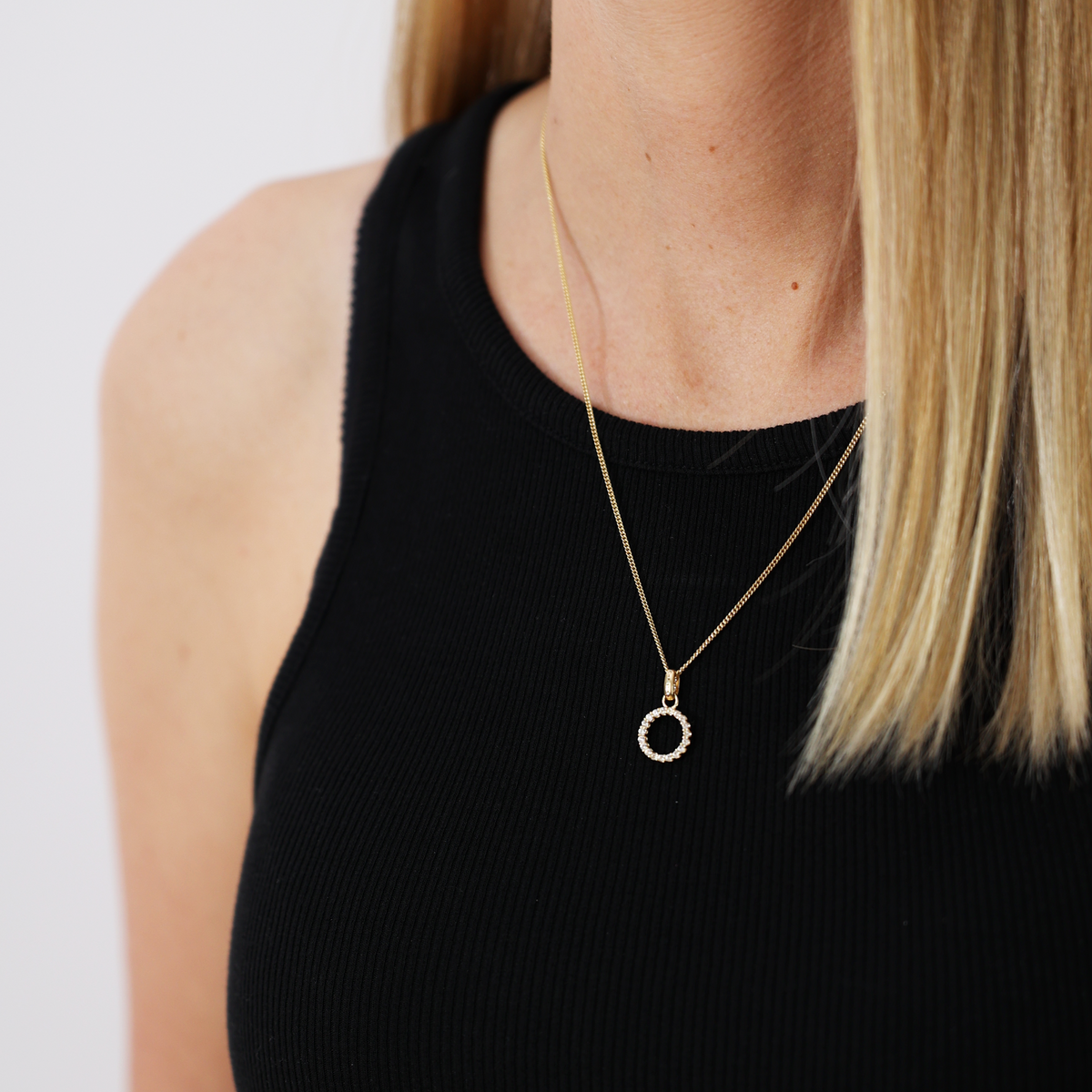 Christina Sparkly Circle vedhæng i forgyldt sølv – model 680-G06 – billede 3