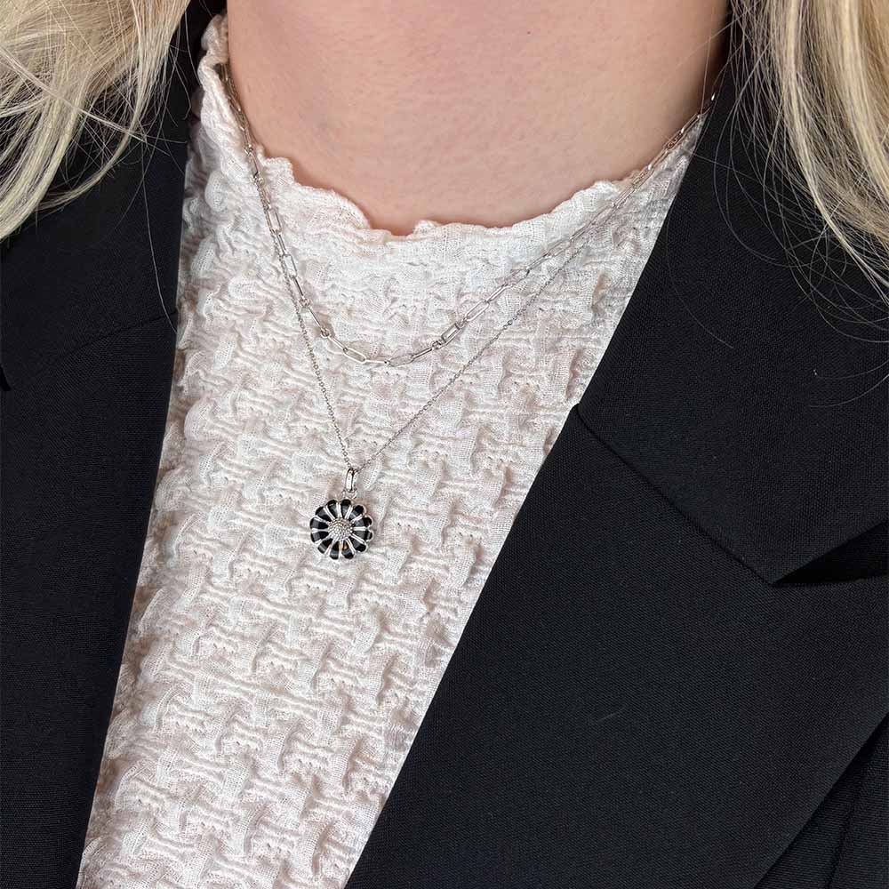 Christina 16 mm Sort Marguerit vedhæng i sølv – model 680-S30BLACK – billede 2