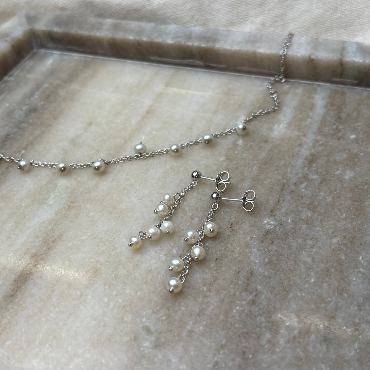 Christina Dangling Pearls ørehængere i sølv – model 670-S63 – billede 5