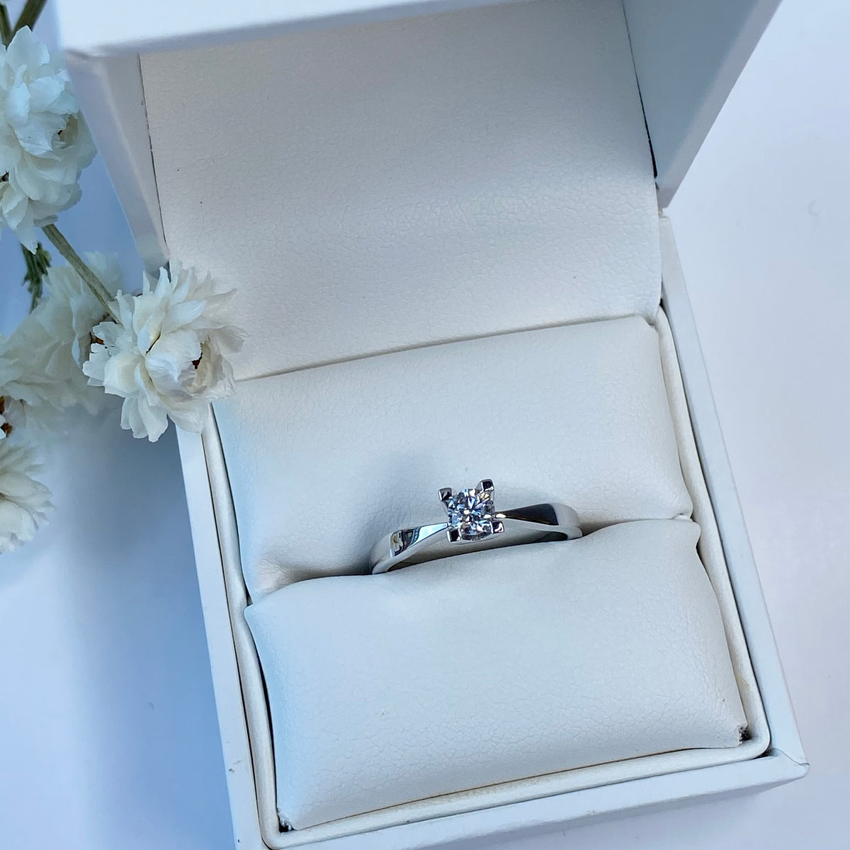 Scrouples - Kleopatra hvidguld ring 0,25 W/SI 14 kt - Modelnr.: 7136,25