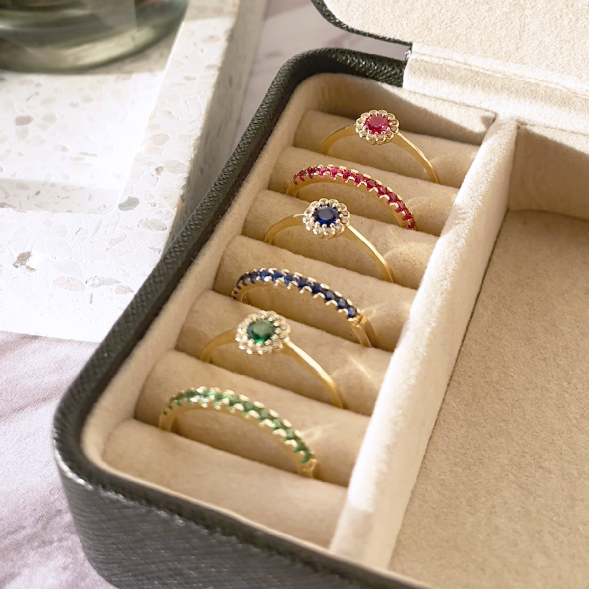 Scrouples - 8 kt. guldring, roset med rød og hvide syntetiske zirkoner - Model: 713943