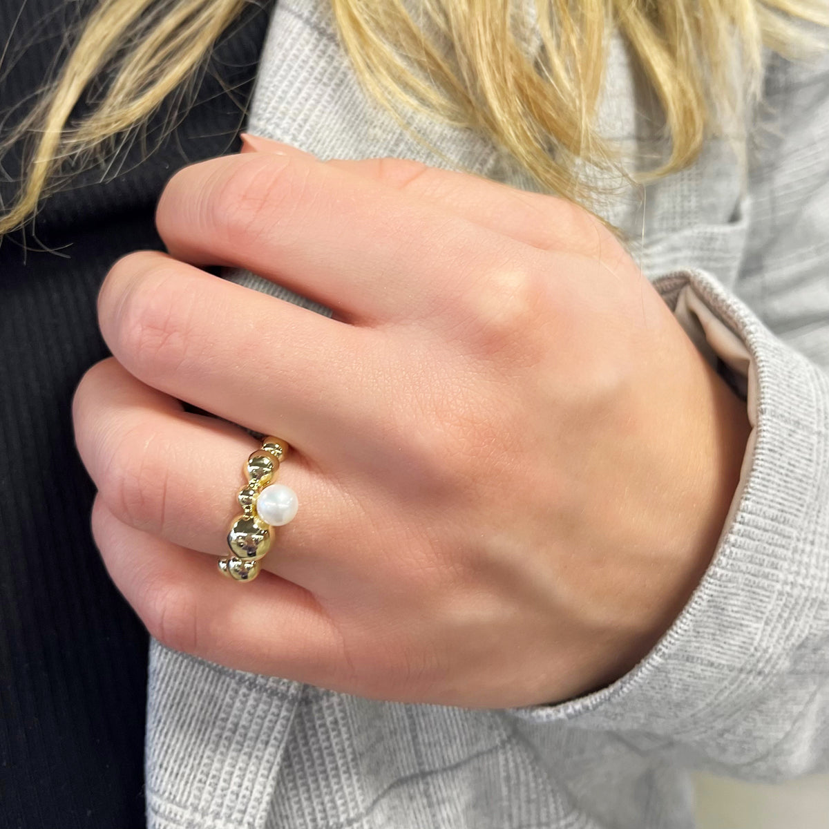 Scrouples - 8 kt. guldring, kugler og hvid ferskvandsperle - Model: 714193