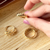 Scrouples - 8 kt guldring med snoet design- Model: 714283