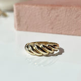 Scrouples - 8 kt guldring med snoet design- Model: 714283