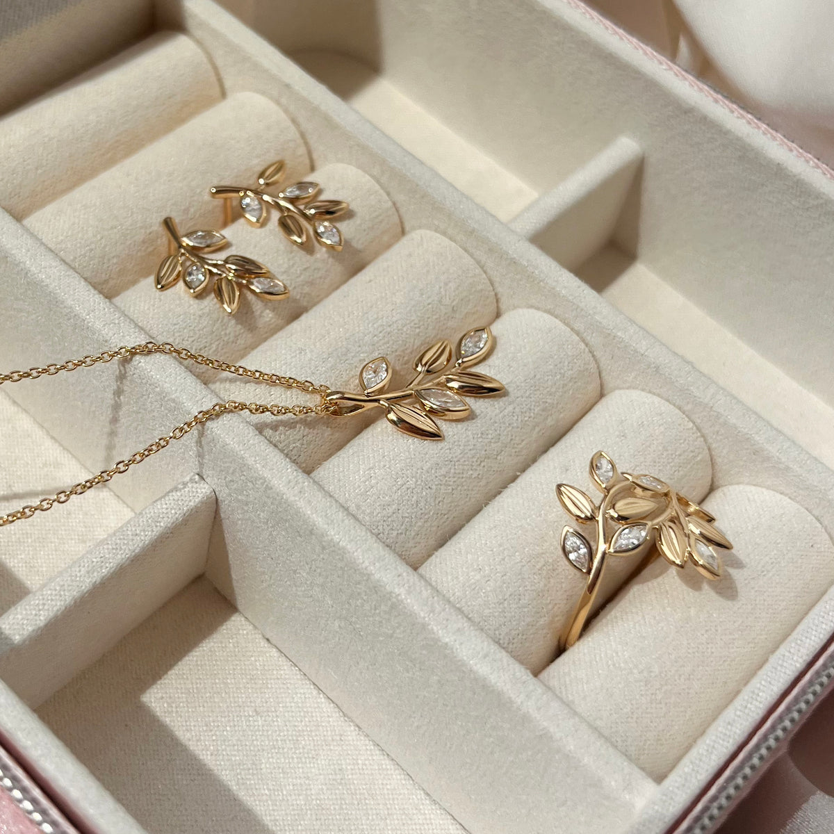 Scrouples - 8 kt guldring med syntetiske zirkoner - Model: 714463