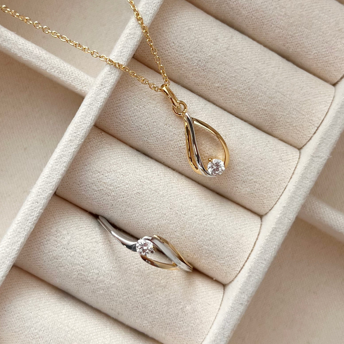 Scrouples - 8 kt. rød-og hvidguld ring med zirkonia - Model: 714664