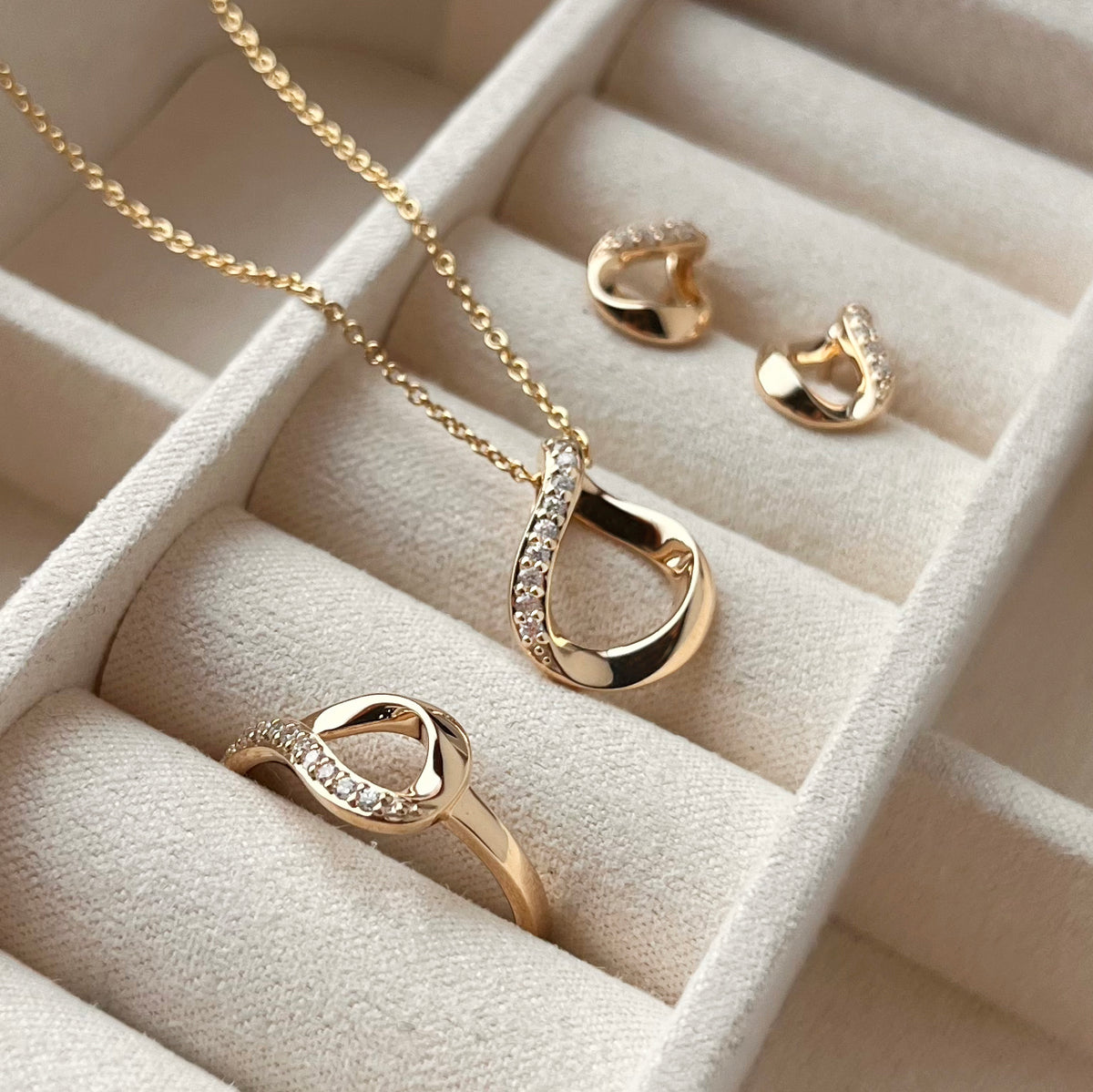 Scrouples - 8 kt guldring med syntetiske zirkoner - Model: 714683