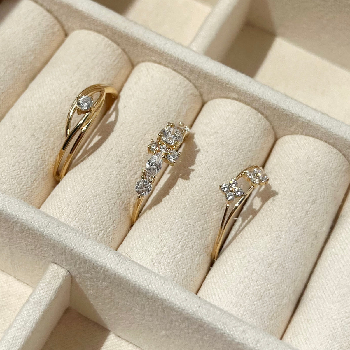 Scrouples - 8 kt guldring med syntetiske zirkoner - Model: 714873