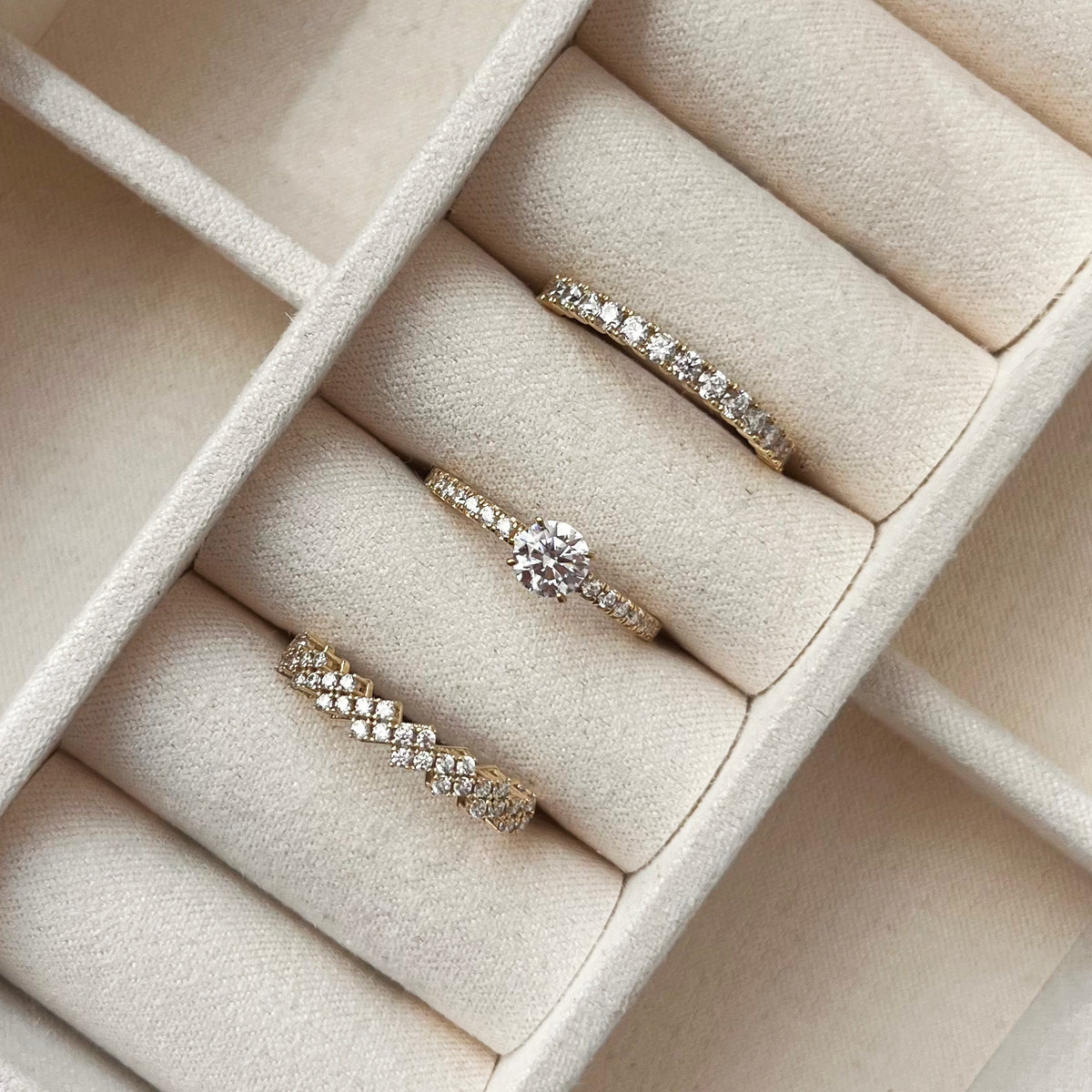 Scrouples - 8 kt guldring med syntetiske zirkoner - Model: 714903