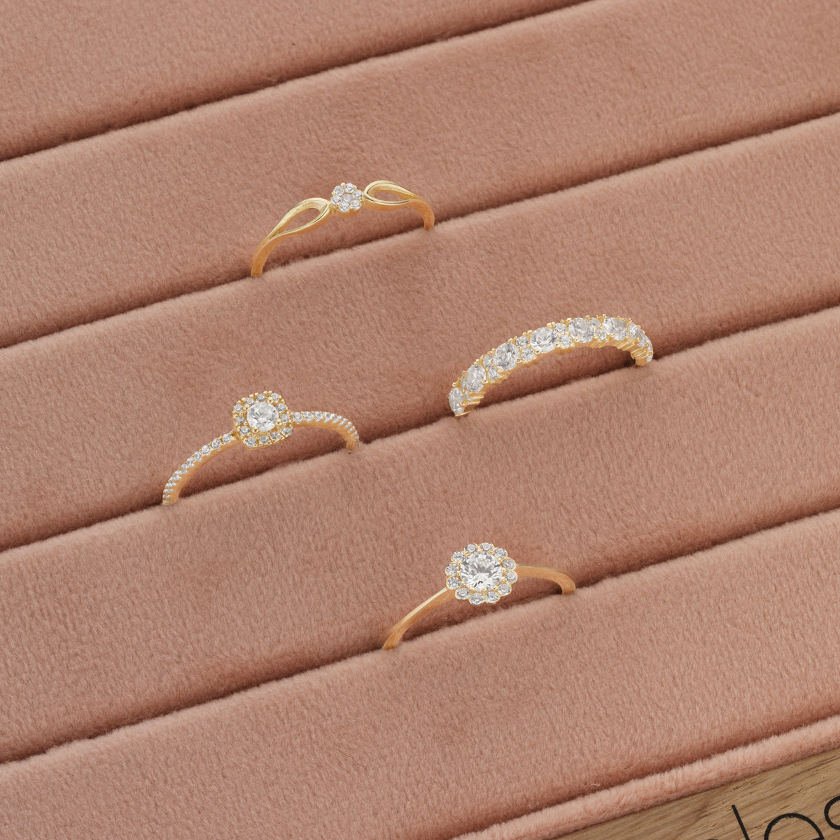 Scrouples - 8 kt guldring med syntetiske zirkoner - Model: 715143
