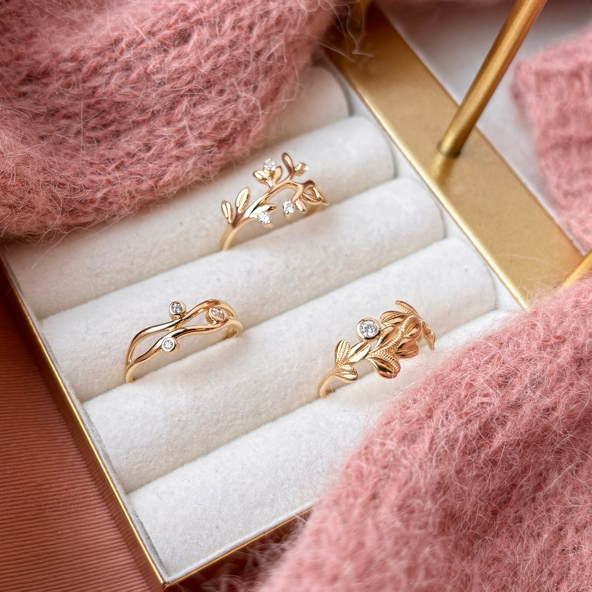 Scrouples - 8 kt guldring med syntetiske zirkoner - Model: 715563