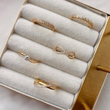 Scrouples - 8 kt guldring med syntetiske zirkoner - Model: 715643